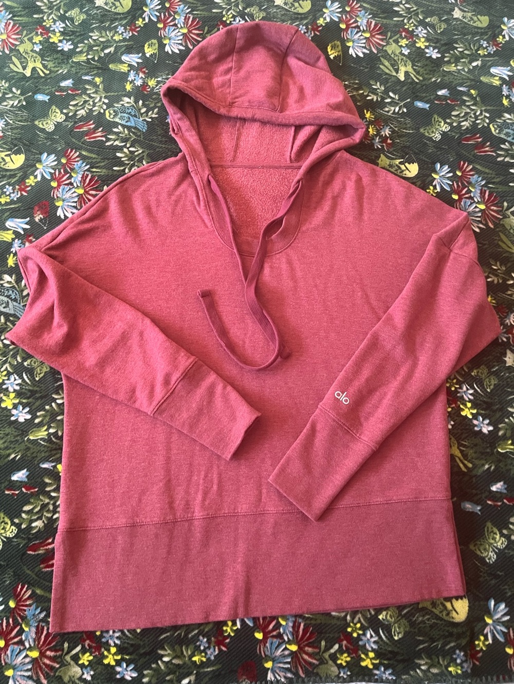 ALO Yoga  Hoodie Sweater in burgundy,maroon.